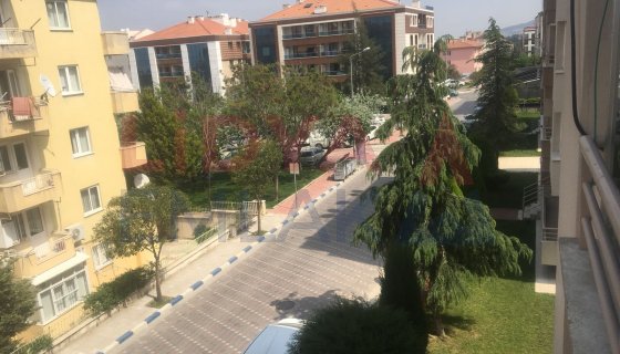 Manisa Yunusemre Uncubozköyde Kiralık Ara Kat 3+1 Site 2000'de yol CEpheli Cambalkonlu